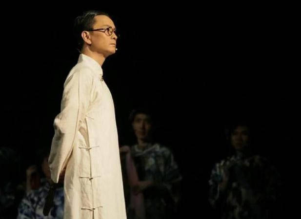 曾打败张国荣获得影帝，为救一女孩而毁容，如