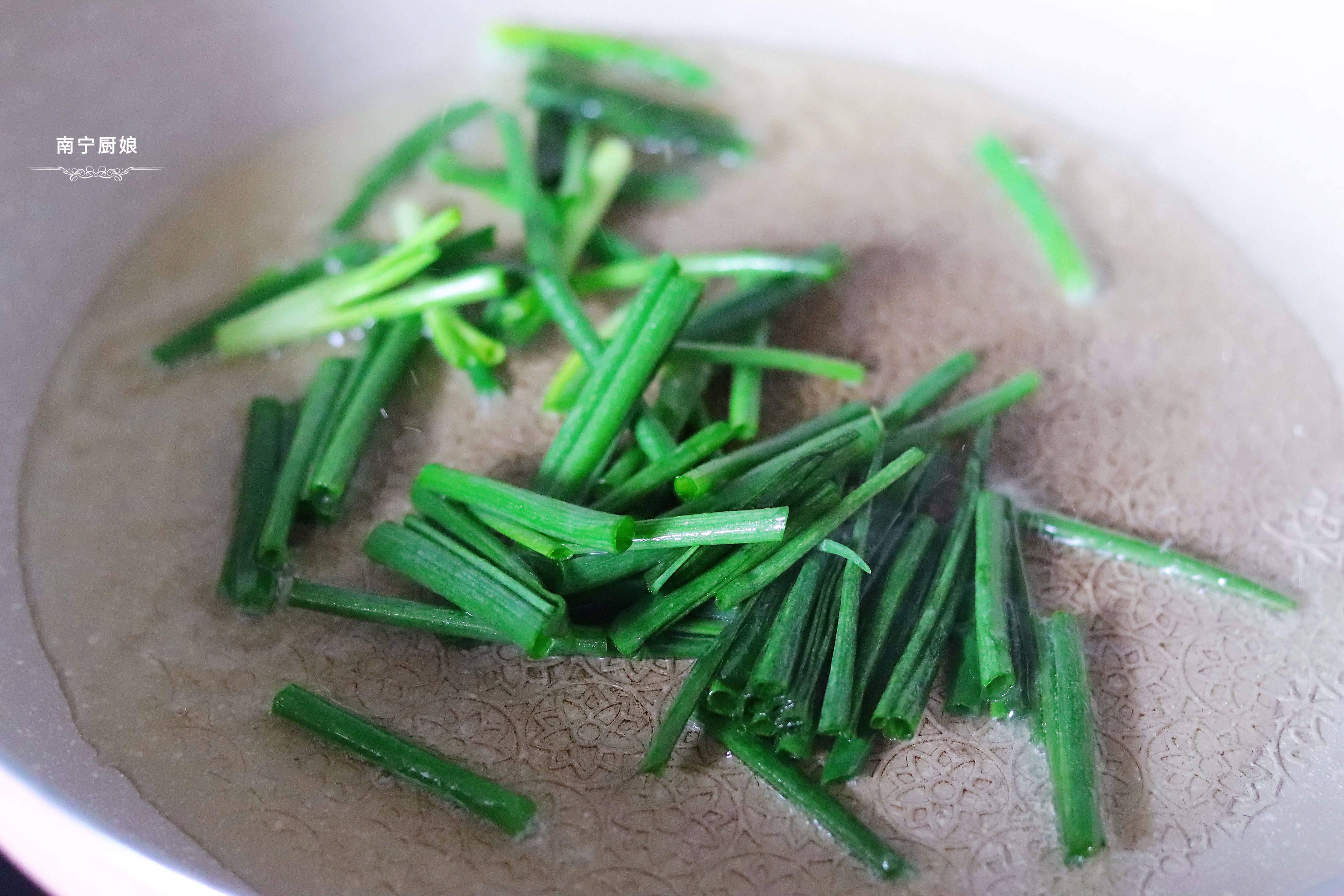 燒日本豆腐時加入一把蔥，沒想到如此美味，不愧是老保姆的拿手菜