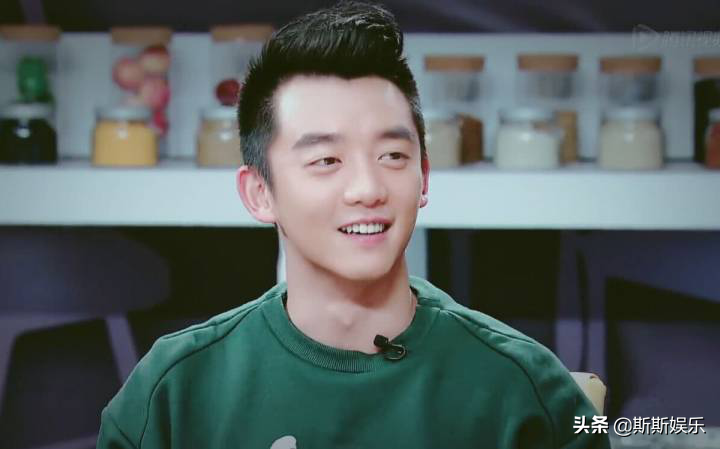 郑恺苗苗机场牵手，网友：我们都等着官宣呢，