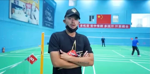 奥运冠军林丹罕露面，和大爷打球被说是新手，手臂纹身太抢镜