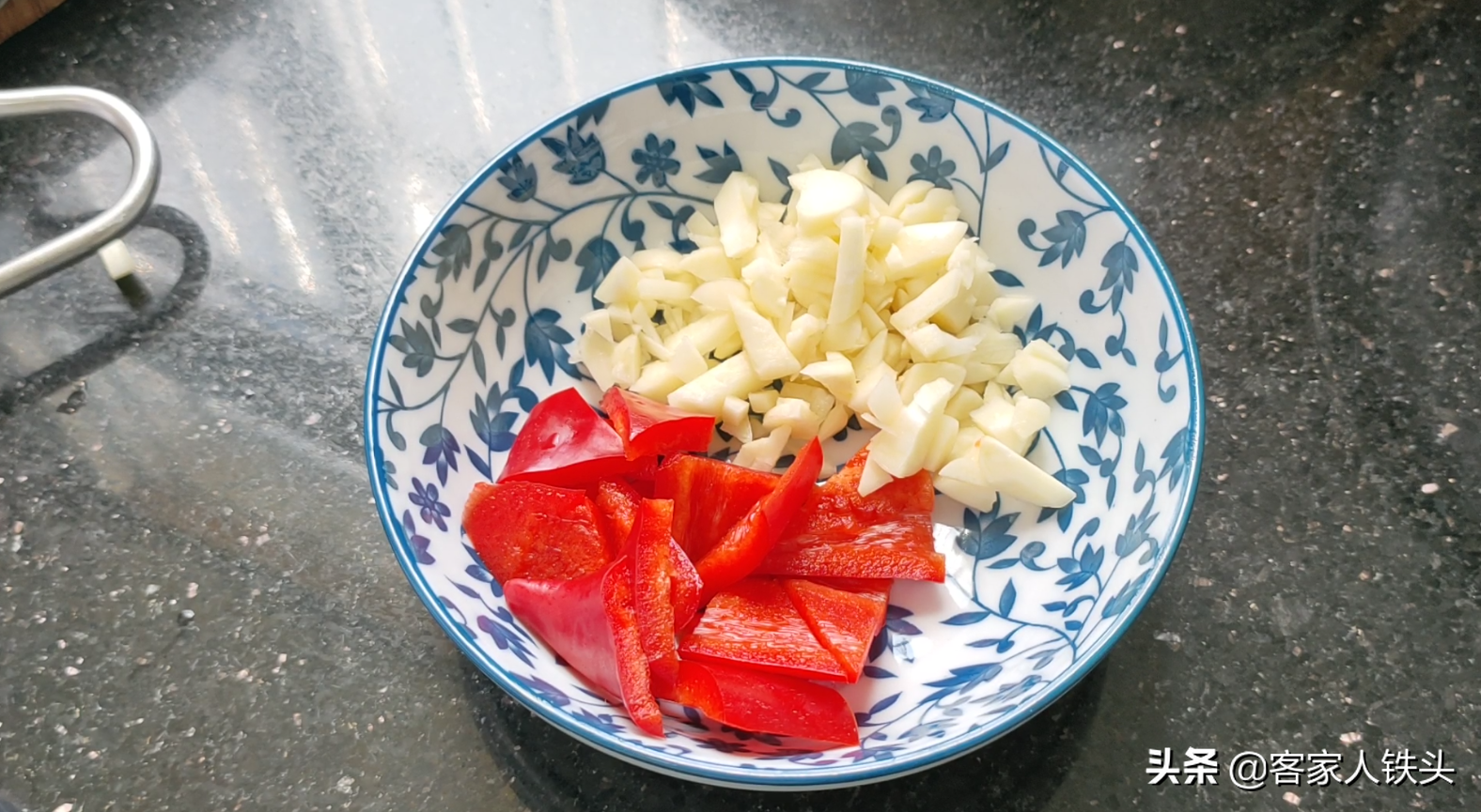 6月天热多给家人吃丝瓜，配上花甲做一锅，多汁味美，营养又下饭