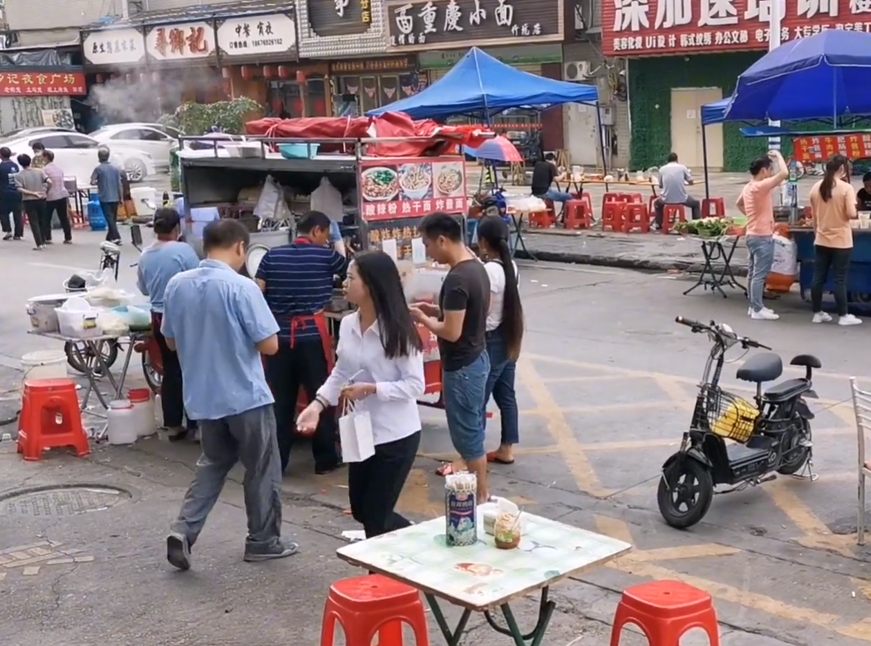 我在深圳擺地攤早餐我只賣6塊錢一份如今在老家買房買車