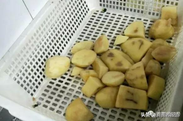 网红餐厅“胖哥俩肉蟹煲”被曝大量使用过期食材，隔夜死蟹充当活蟹卖