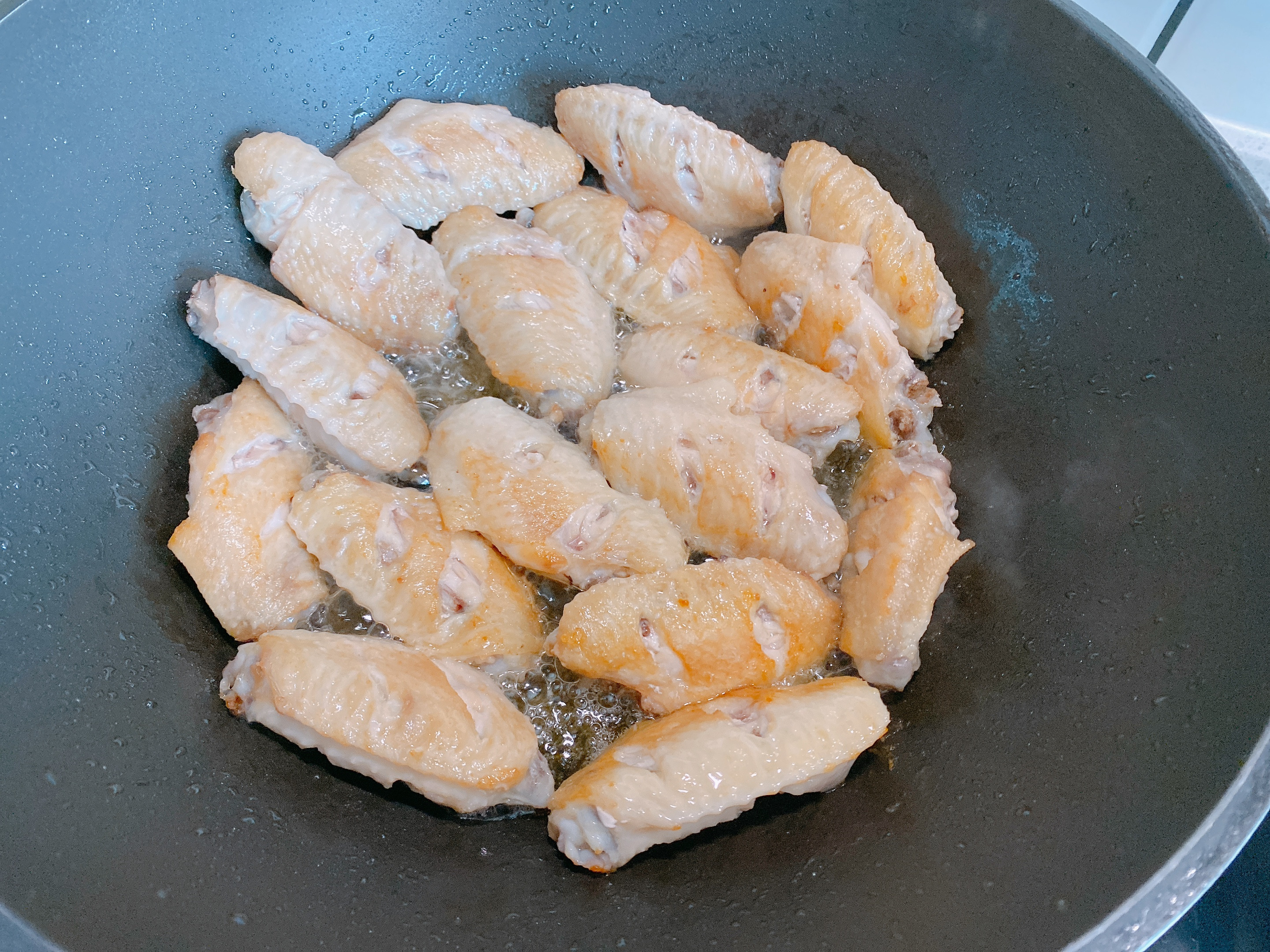 紅燒雞翅軟爛脫骨的秘訣在這裡，掌握關鍵2點，新手也能一次成功