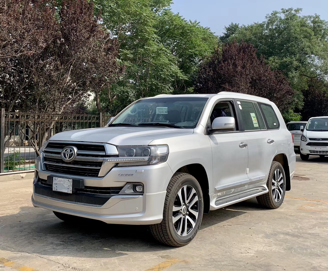 2020款中东版酷路泽4000gt相比19多配置