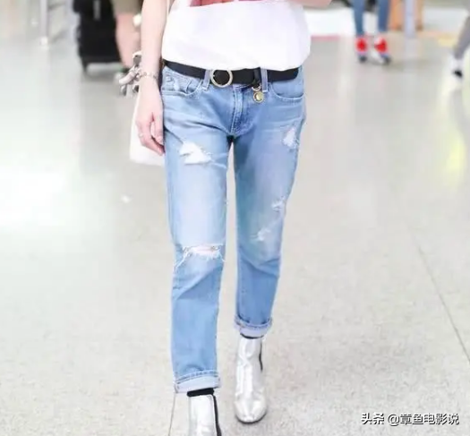 佘诗曼真的44岁了？穿衣肥大太随便，出乎意料还