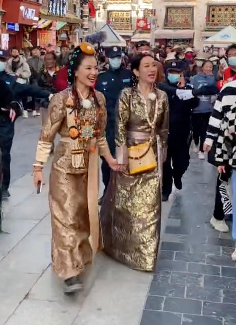 刘涛和秦海璐穿藏服被围观，录节目众保镖围成一圈，两人感情超好