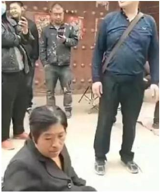 就在三天前的8:13分，大衣哥因借钱又火了，网友：人心太丑恶了