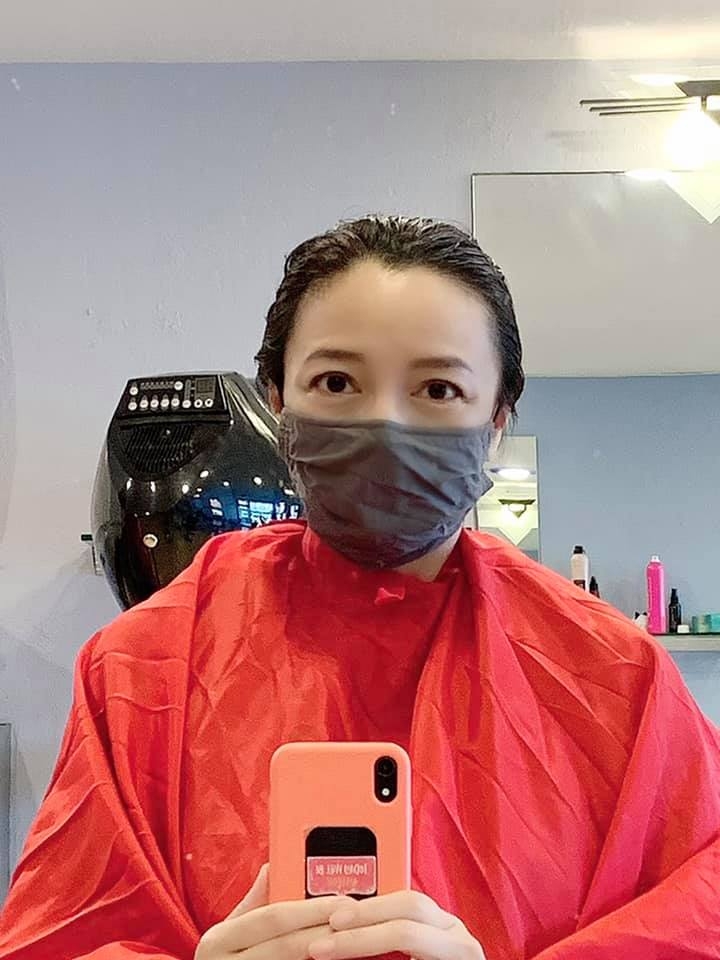50岁港姐曝近况！曾是阔太住豪宅，因负债千万现与女儿摆摊赚钱