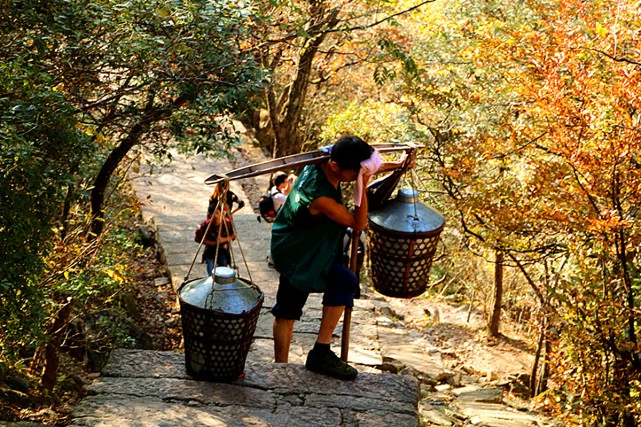 A bottle of Huashan water sold for 11 yuan, but no tourists complained. Just look at the signs in the scenic spot and you will understand.