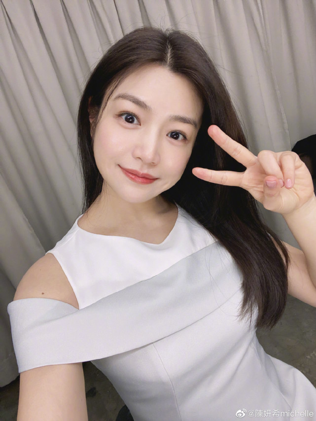 陈妍希掐点为老公庆生超甜蜜，晒陈晓父子俩睡觉照，星星睡姿可爱