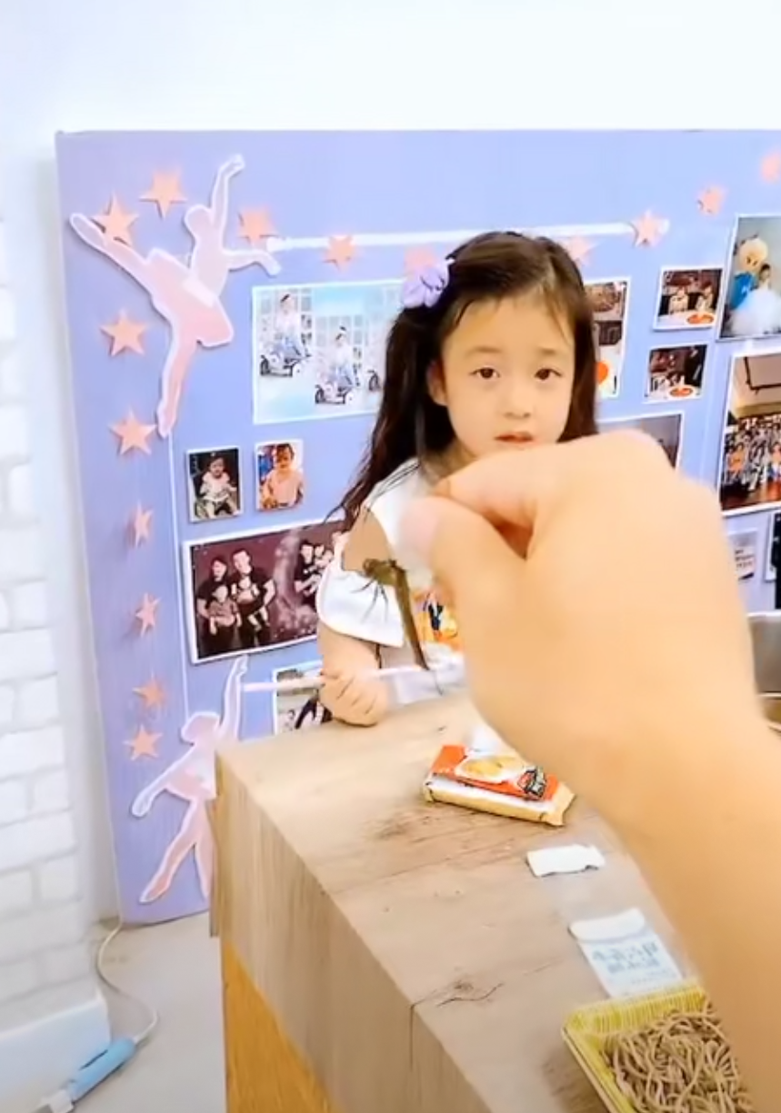 刘畊宏用蜻蜓逗女儿，小泡芙害怕直摇头，长发飘飘颜值高