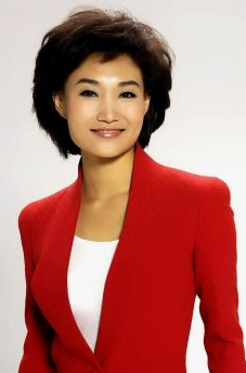 央视主持李梓萌：为扮老带假发14年，摘下假发后气质形象大变样