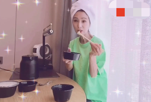 米雪近照瘦成纸片人！秀身材马甲线清晰可见，66岁仍未结婚