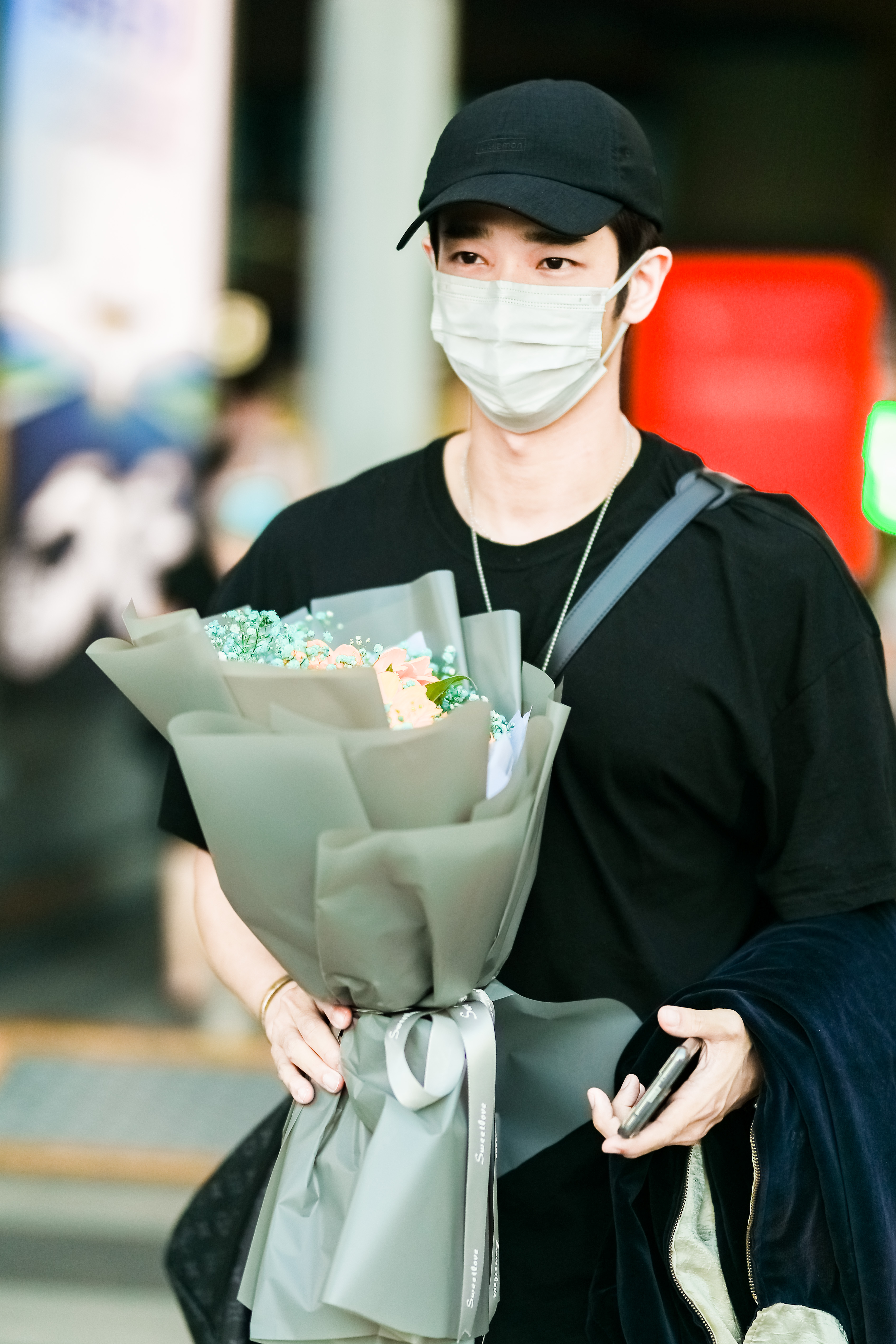 Liu Yihao showed up at the airport and was happy to receive flowers ...