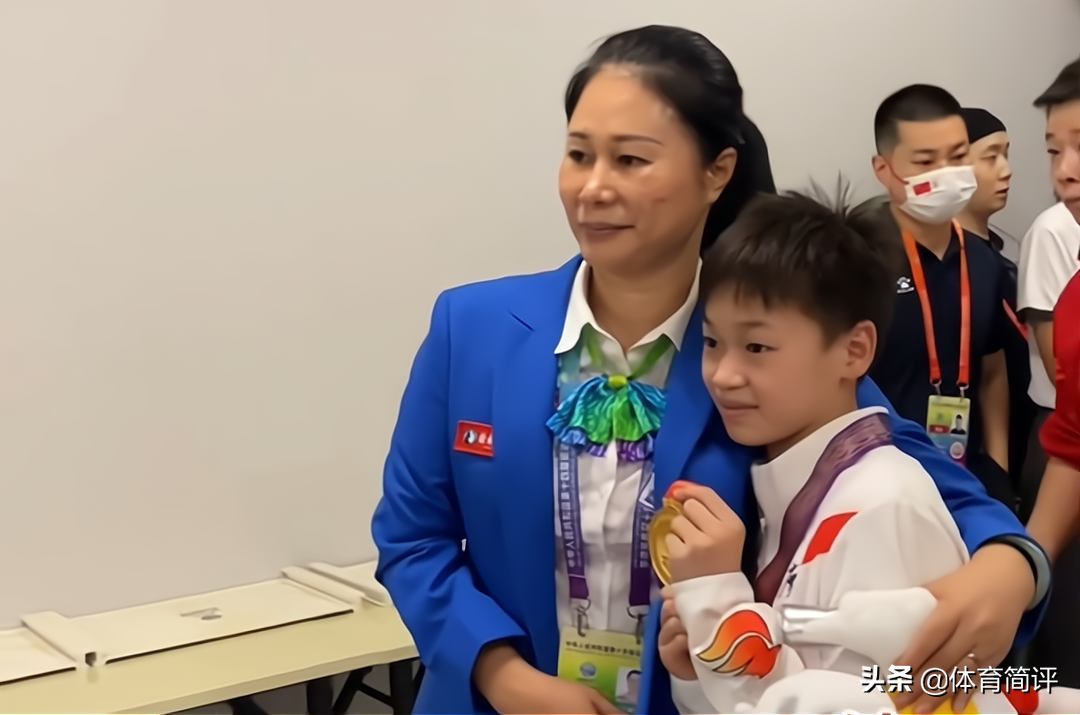 裁判与全红婵合影后，还想要玩具娃娃，全红婵7个字回应彰显风度