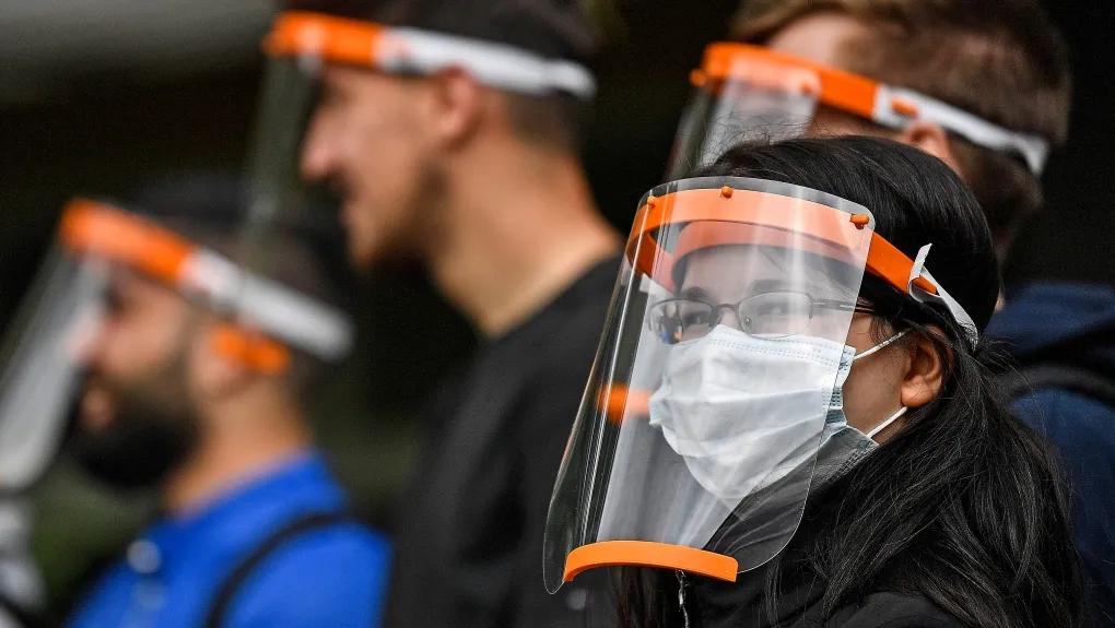 華人最愛面罩竟擋不住新冠陌生人打個噴嚏病毒1秒鐘噴滿臉