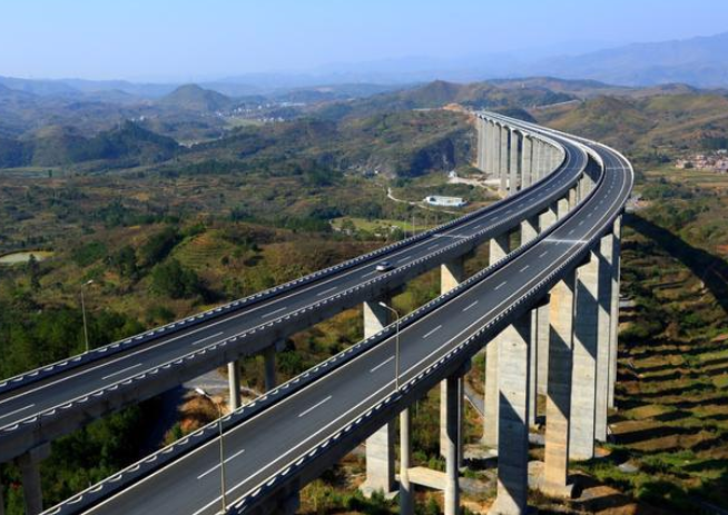 连接湘、桂两省的交通大通道，全长84千米，起点至终点仅需50分