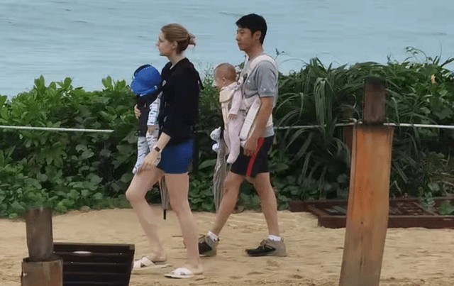 撒贝宁一家四口出游被偶遇，夫妻俩一人抱一娃