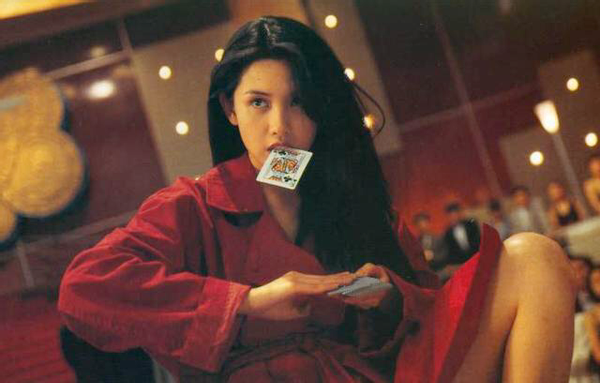 近照|邱淑贞女儿近照好美 21岁穿开衩旗袍秀筷子腿