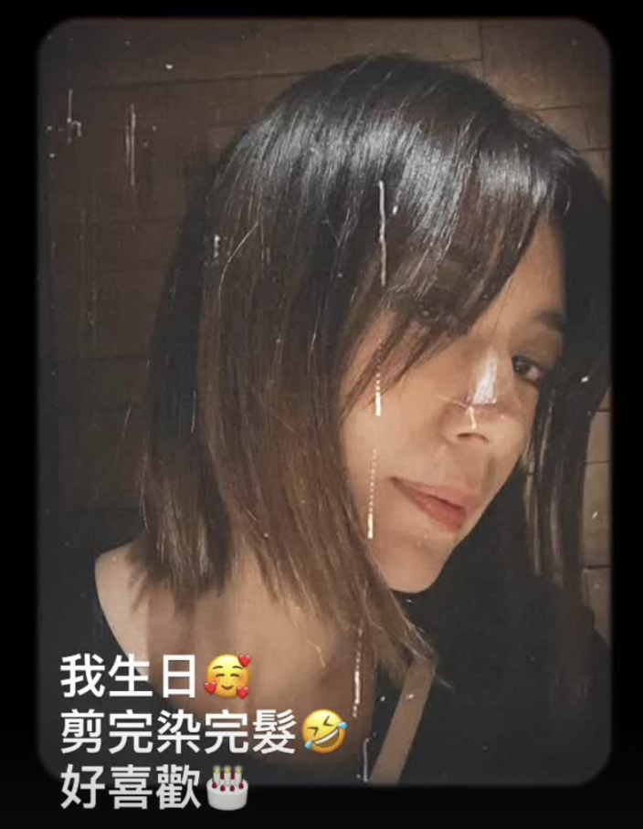 47岁贾静雯晒庆生照，与修杰楷甜过二人世界，与女儿合影画风搞怪