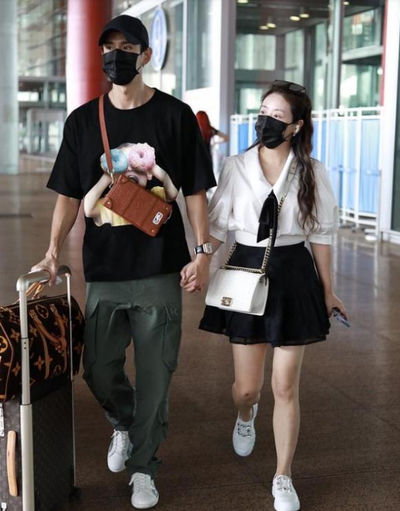 Jing Chao and his 6-year-old wife, Li Lin, showed up at the airport ...