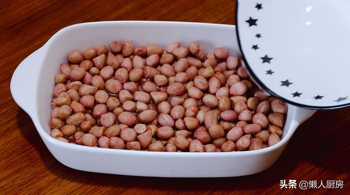 原來用微波爐也能做花生米，撒點鹽倒入水，這是鹽焗花生米的做法
