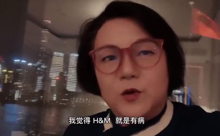 超百位明星声援新疆棉！洪晃痛骂HM有病，尼格买提亲下棉田支持