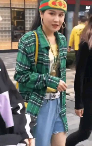 网友街头偶遇赵本山女儿，半只腿穿1\u002F4裤子，
