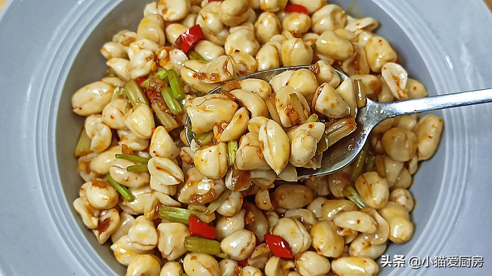 教你生拌花生米的做法，比水煮簡單，比油炸香，用來下飯下酒不錯