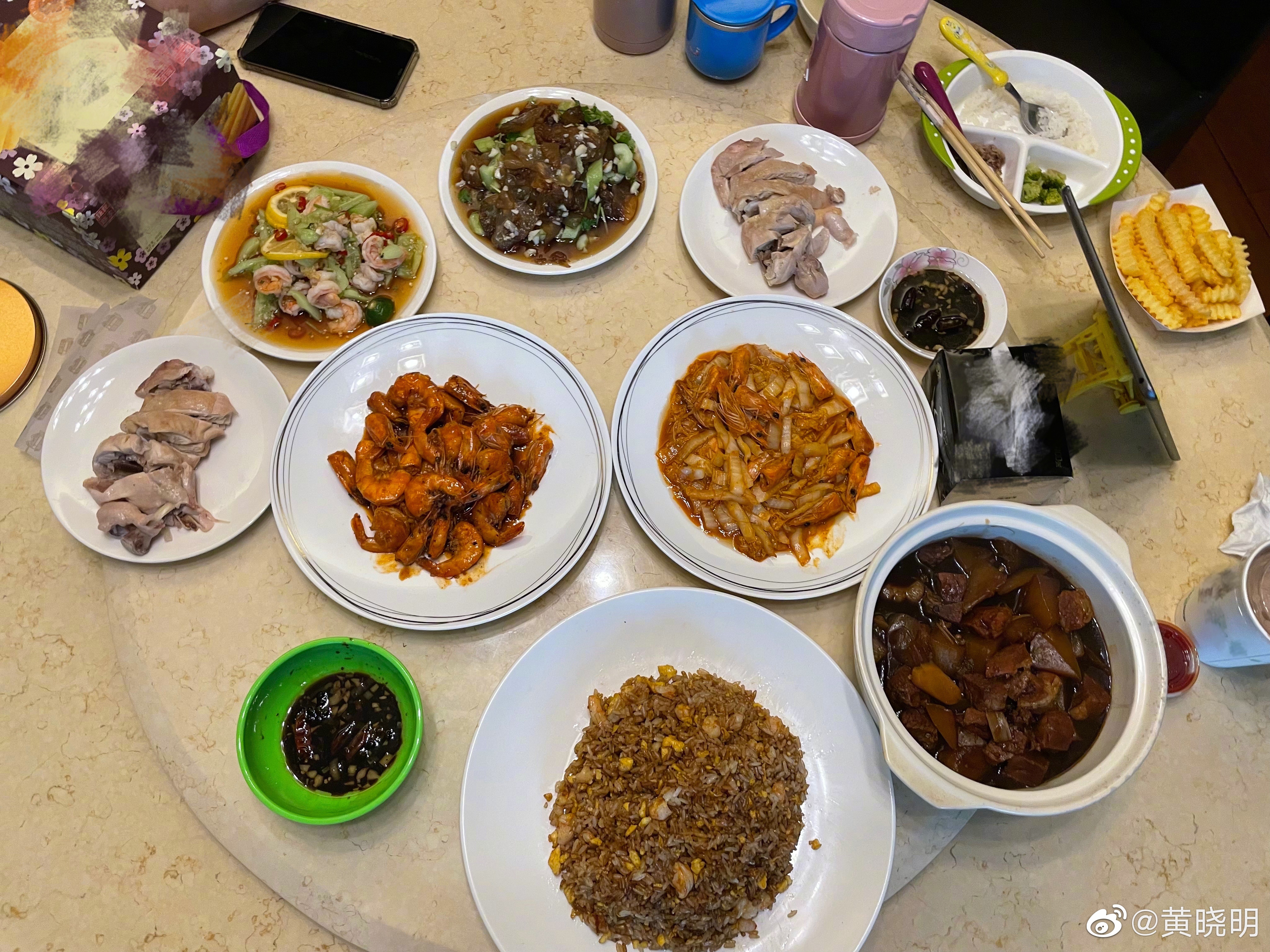 全家三口大团圆？黄晓明晒厨艺暗戳戳秀幸福，儿子小海绵餐具抢镜