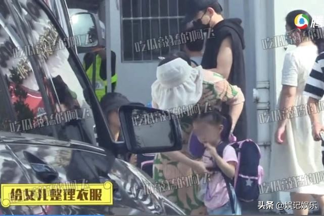 张杰谢娜接娃放学，3岁女儿首露脸，皮肤白皙，模样清秀像爸爸