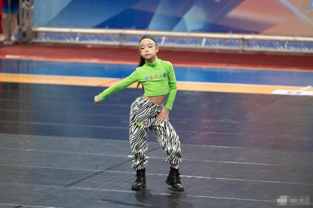 小S女儿秀倒立一字马，练出腹肌眼神坚定自信，妈妈直呼是碧昂丝