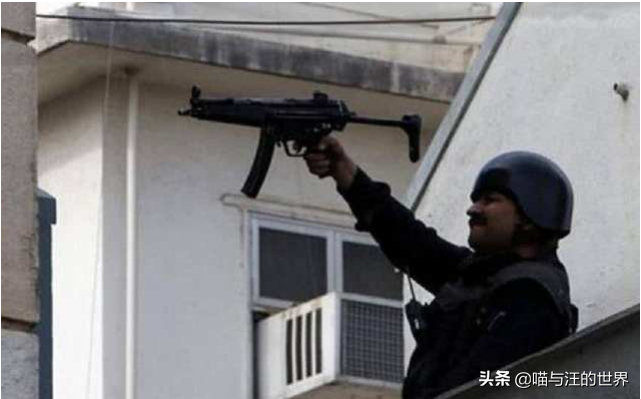 非洲民兵把AK-47高举头顶上扫射，很奇葩？专家：做法正确且高明