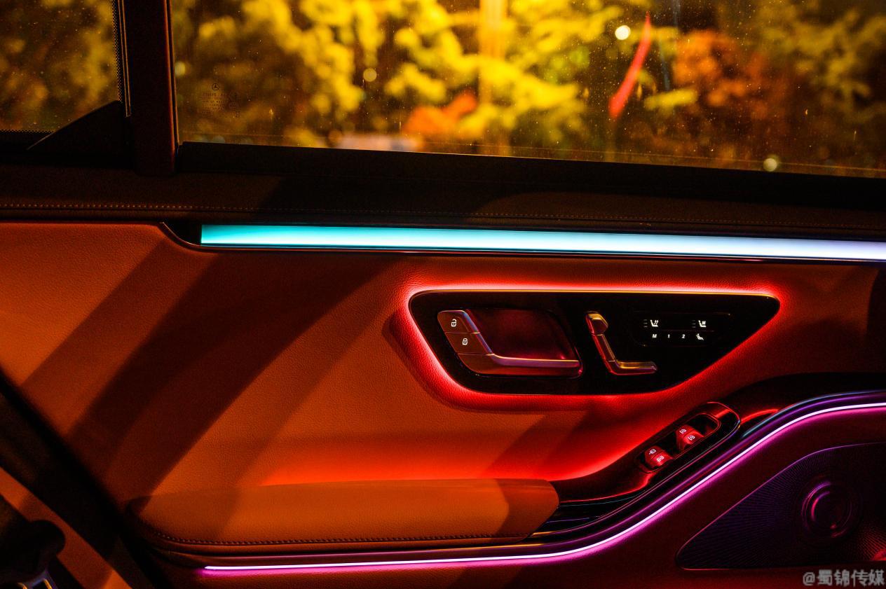 如果试驾只能在夜间，那奔驰一定最欢喜