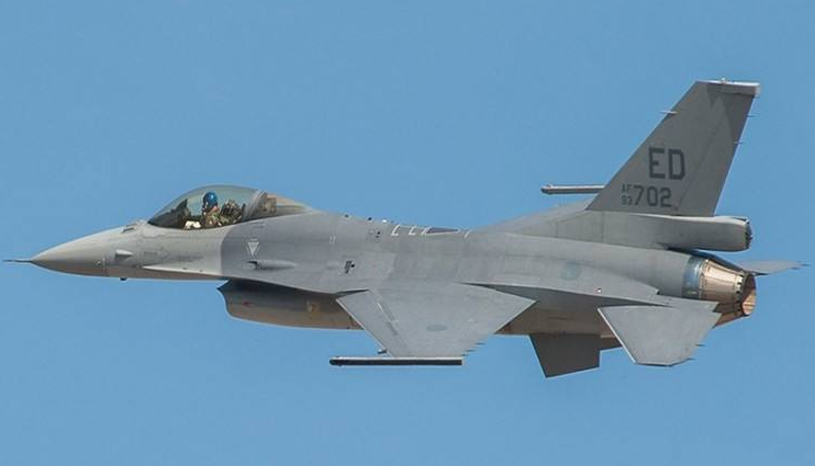 又一款中国战机显露獠牙，击败全球头号三代机