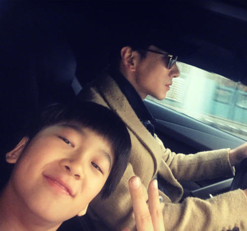 7年過去，“富養”的費曼和“窮養”的天天，如今2人差距真的大