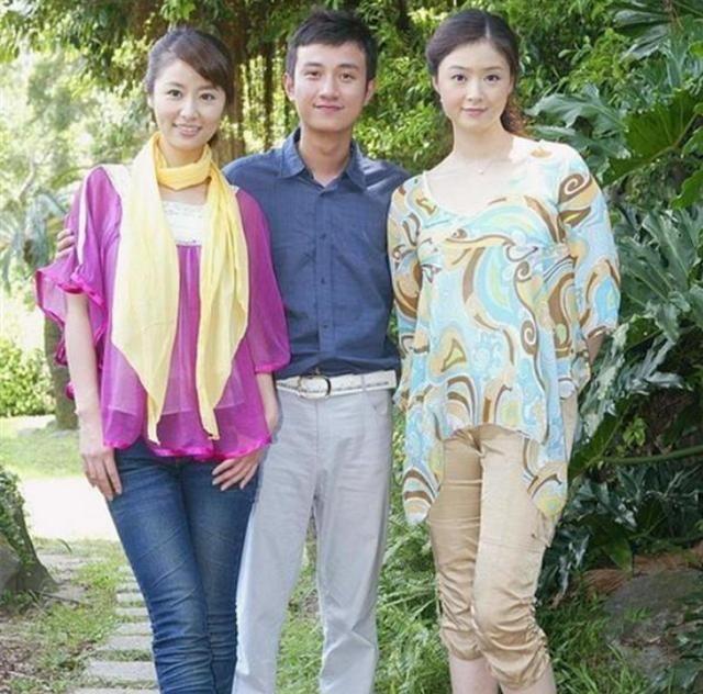 文章与蒋欣10年前的合影，网友：没有了美颜滤镜，看着真舒服