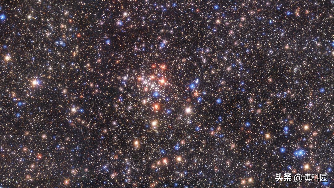 覆盖达6万平方光年，壮观的银河系中心，超过10万次超新星爆炸