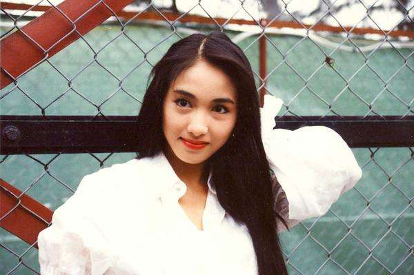 49岁黎姿晒性感美照，生四个子后依旧性感撩人，