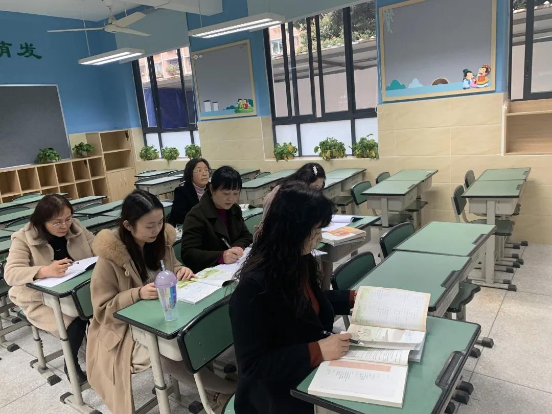 天府新区南湖小学开展语文统编教材解读培训活动