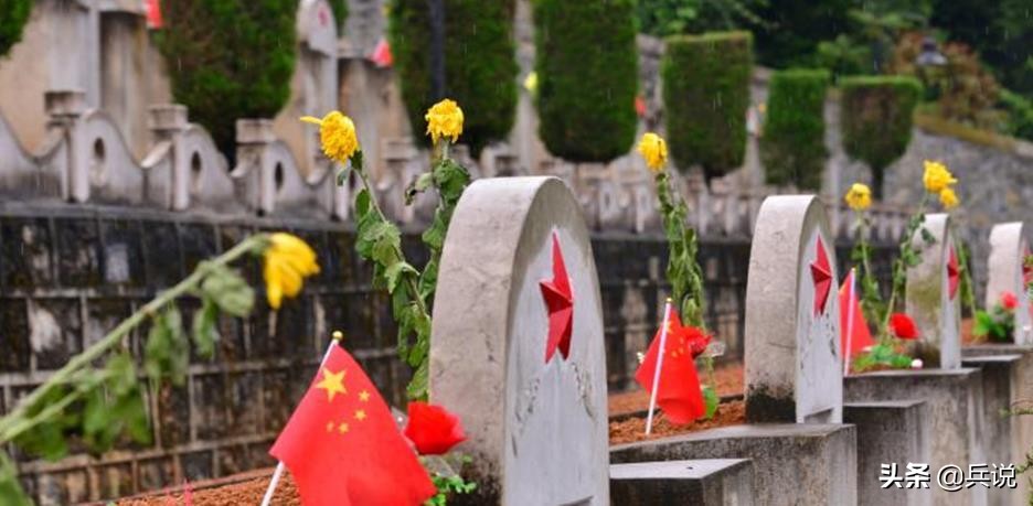 镜头里的将军：赵宗歧审问越军少尉，拍桌子大吼，吓得俘虏打抖