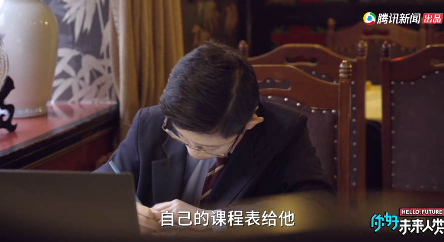 陪兒子睡到15歲，花7小時(shí)盯吃飯：父母有多奇葩，孩子就多廢柴