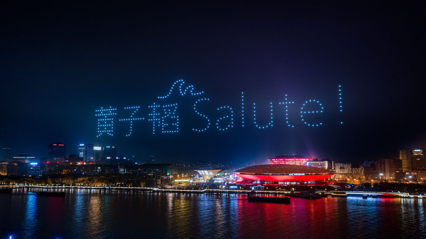 又上热搜！黄子韬无人机地标广告教学：Salute的t不发音