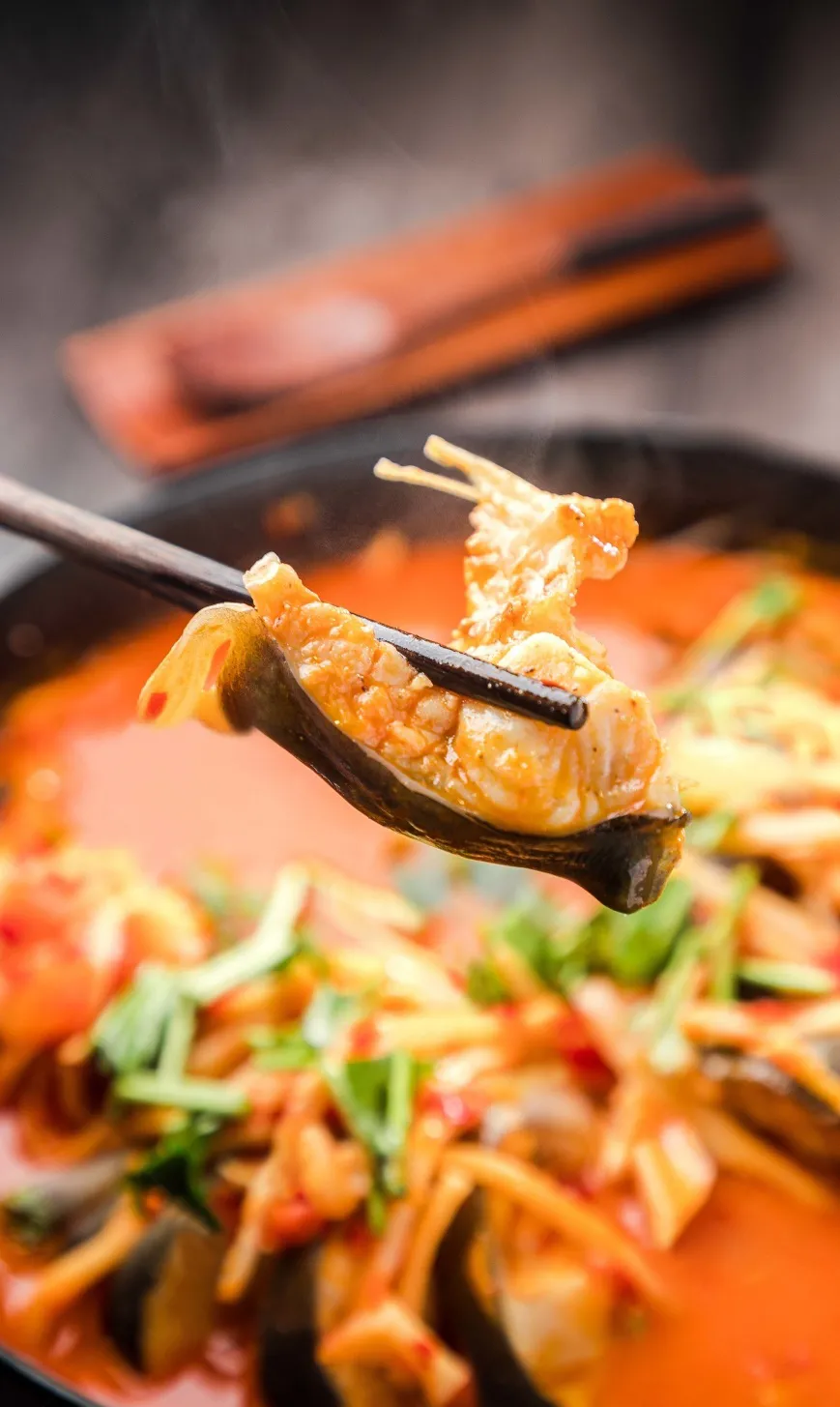 重庆融汇丽笙酒店：高山流水长桌宴，归来还看民族风