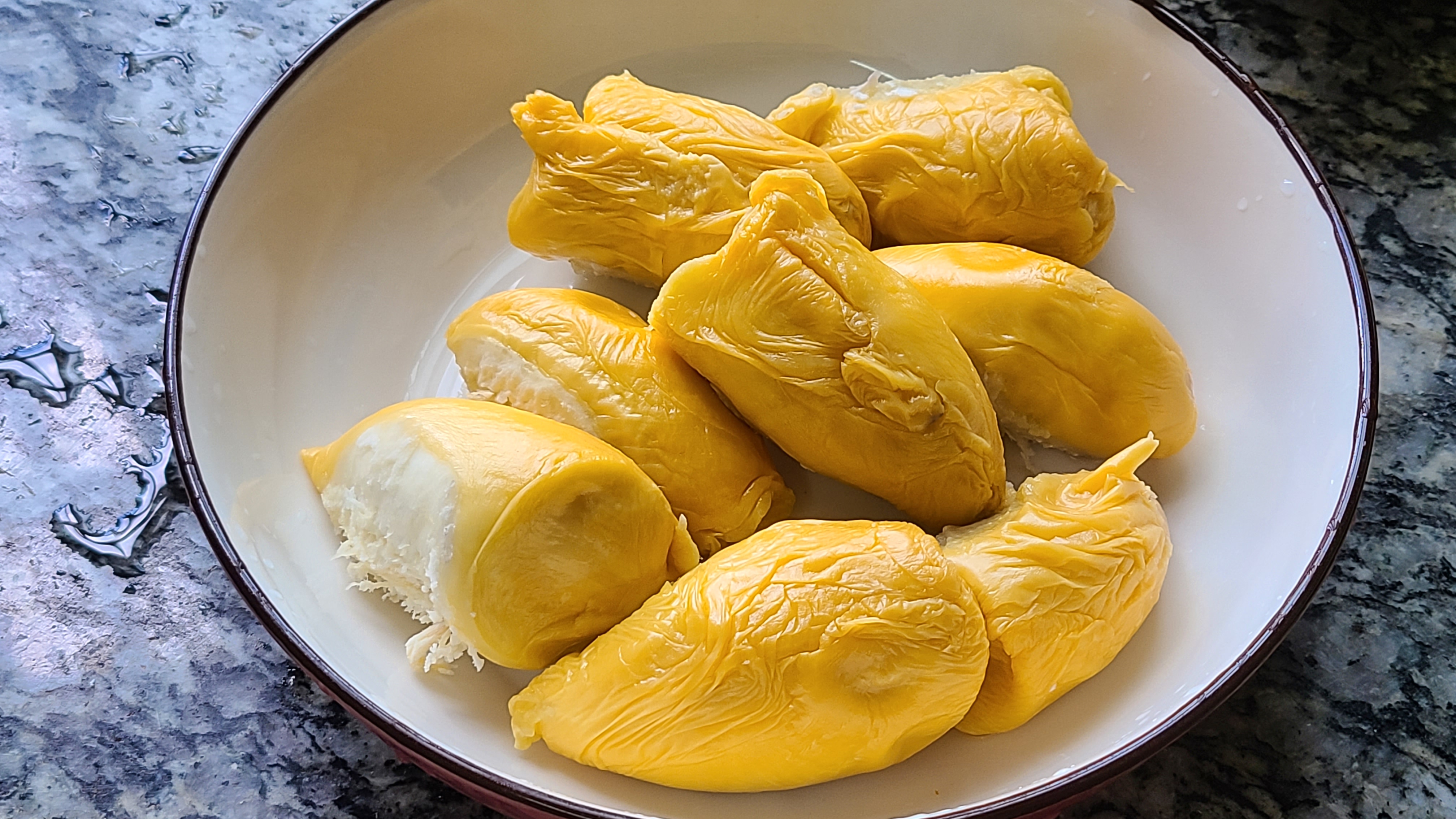 榴莲炖鸡，广东夏天很常见的一道美食，好喝简单，味道特别