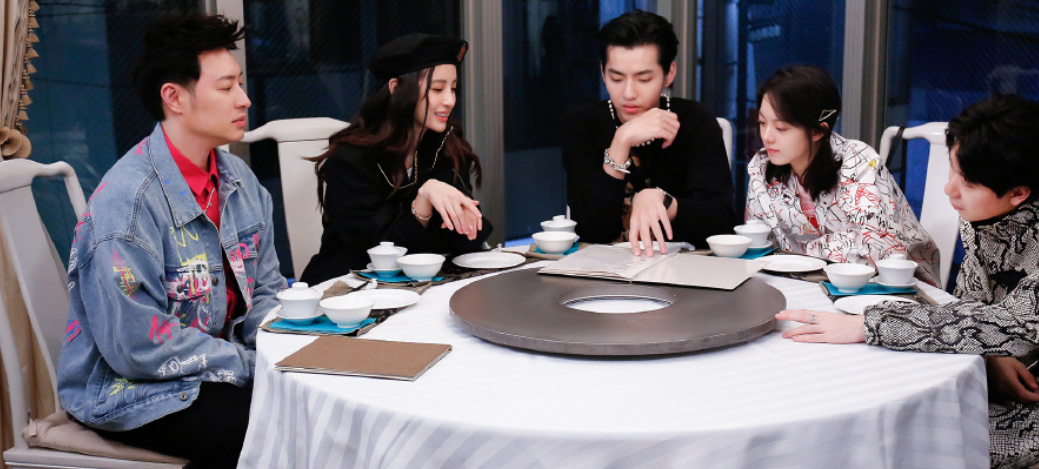 《青簪行》风波愈演愈烈，赵今麦疑站队后，同剧组演员为杨紫点赞