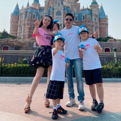 鄒市明兒子軒軒長大了！ 近照眉眼秀氣成帥哥，9歲雙腿粗壯不似爸
