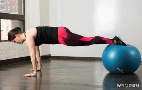 如何使用瑜伽球？7招在家用就能练核心肌群的动作，紧实全身线条