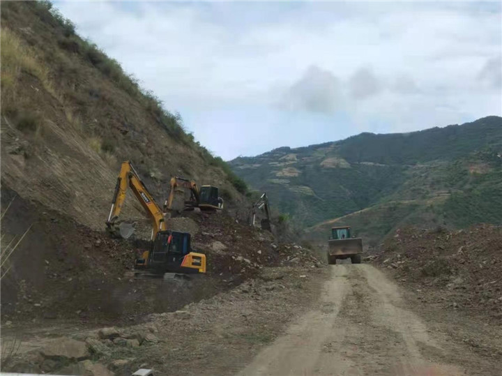 直击楚雄州交通运输系统道路抢险驰援双柏抗震救灾现场